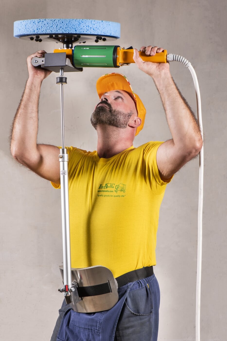 La máquina está dotada de un soporte especial para trabajar los techos, con tubo de aire comprimido y placa de apoyo Modelo SM22