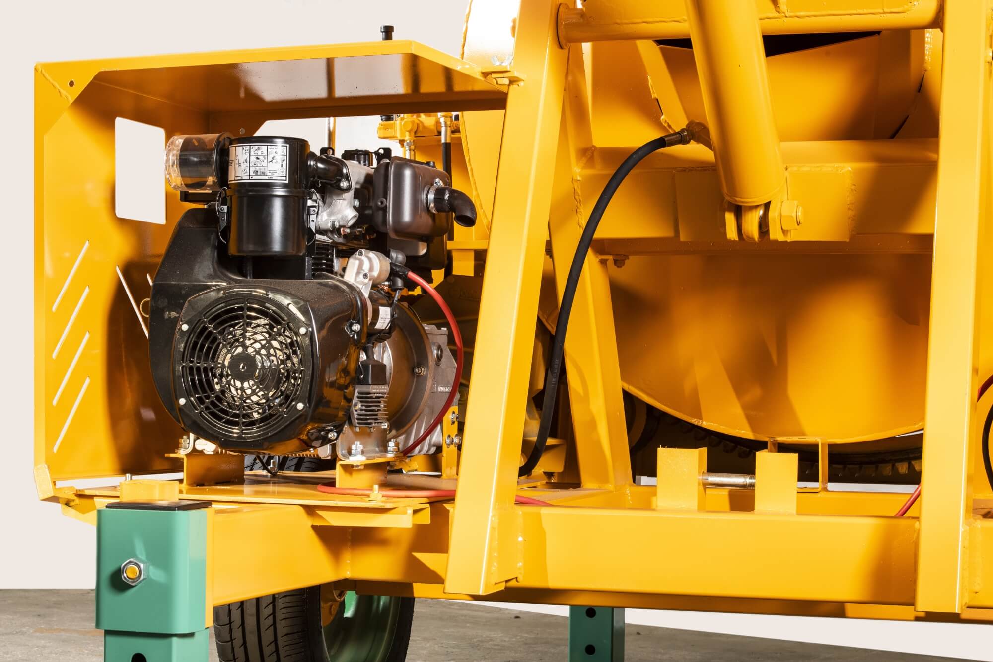 Possibility to mount electric or diesel engine of all the main world brands Model Hopper S 1000