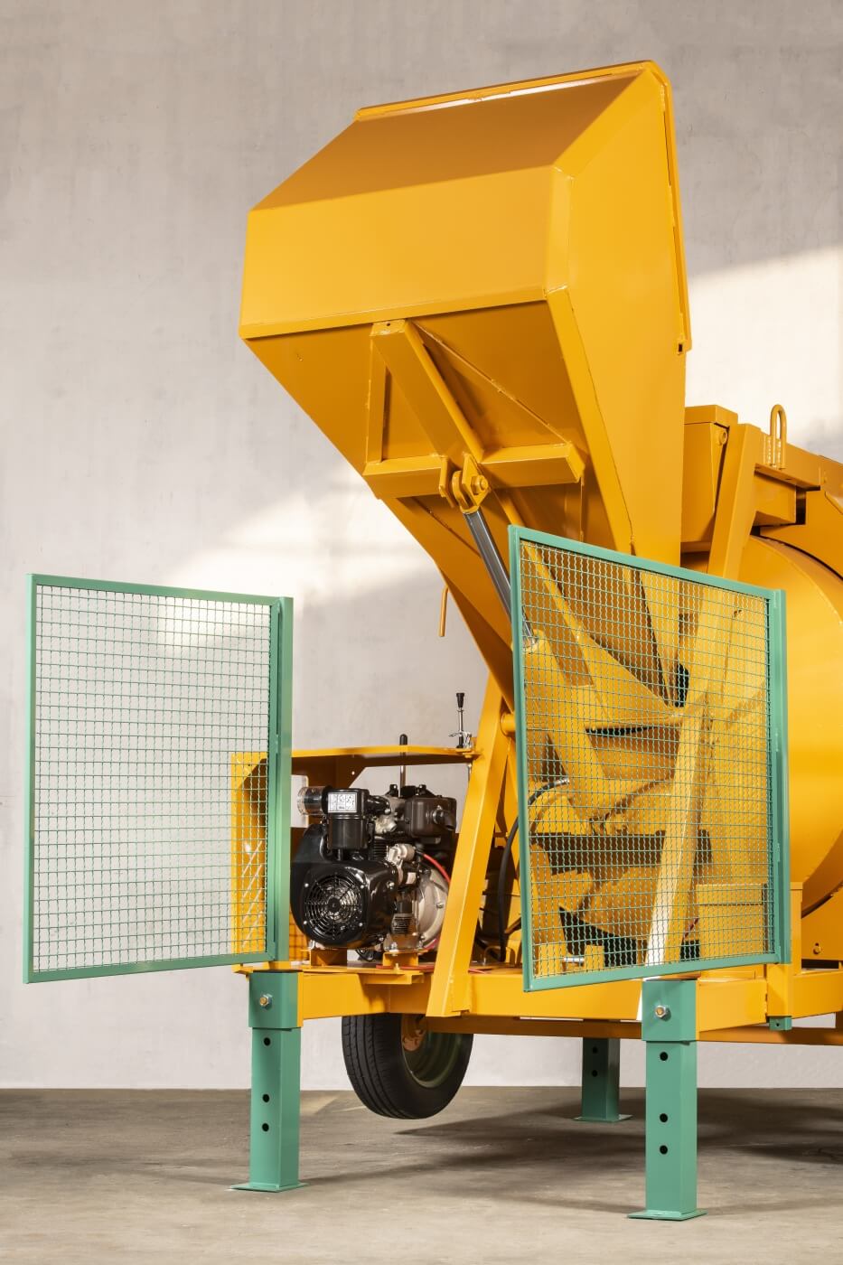 Safety nets can be fitted to ensure maximum operator safety Model Hopper S 1000