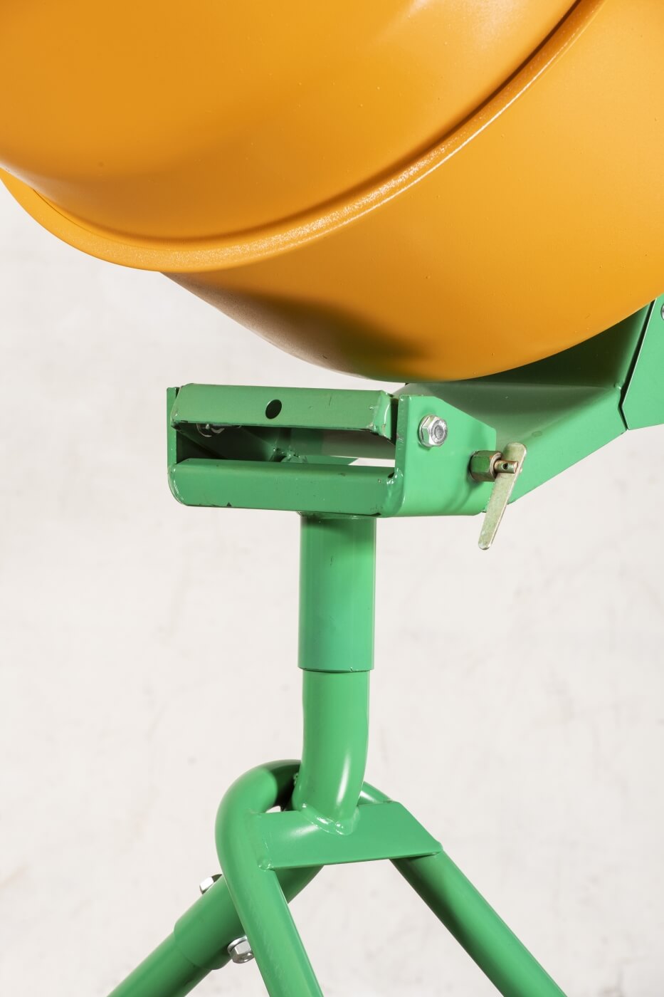 Lo speciale meccanismo di blocco evita il ribaltamento involontario del bicchiere per garantire la massima sicurezza dell'operatore Modello Junior