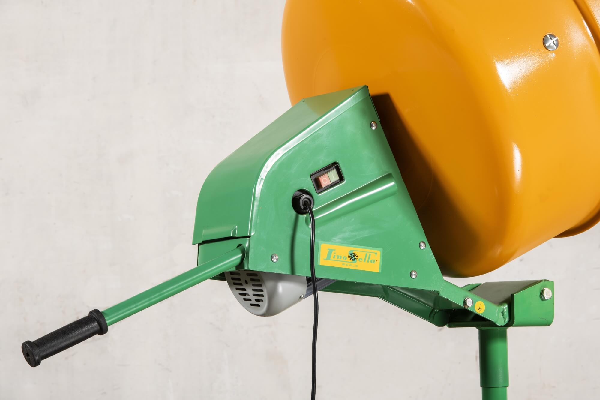 La cabina per il motore elettrico è dotata di finestre di ventilazione per l’aereazione Modello Junior