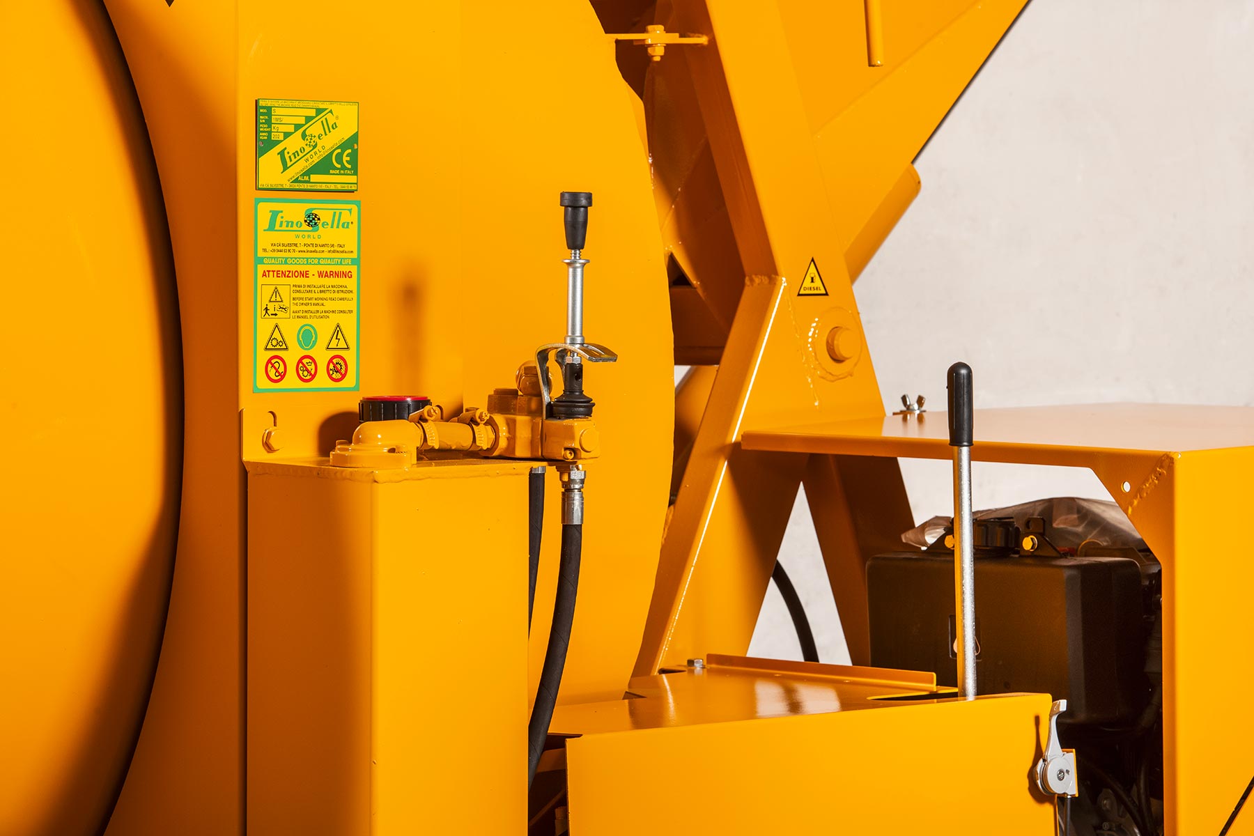 The maximum safety of the operator is guaranteed by a mechanism that reduces the speed of the bucket in case of a fault of the hydraulic system Model Hopper S 1000