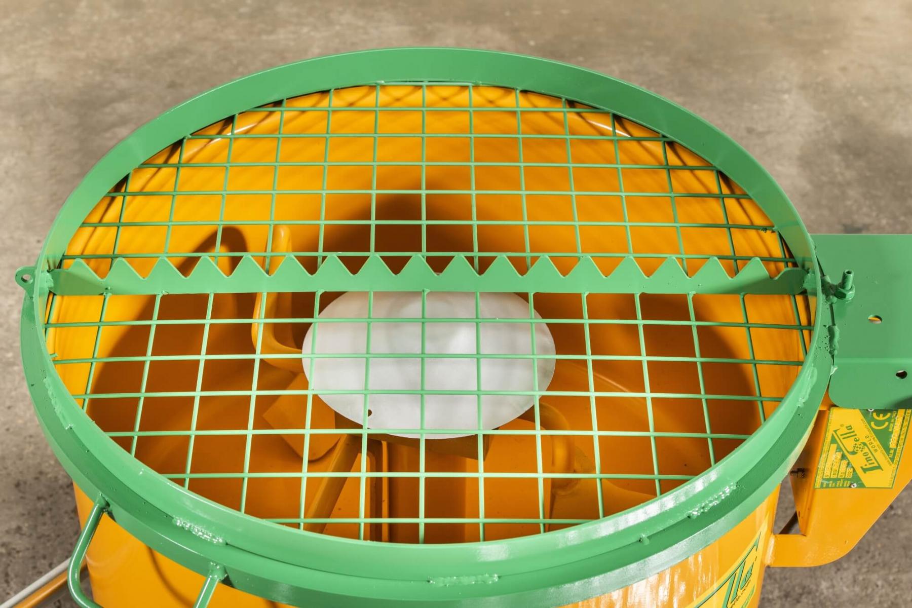 Le fond du réservoir est renforcée, de telle sorte que la mélangeuse a une durée plus longue et une plus grande résistance Modèle S 130