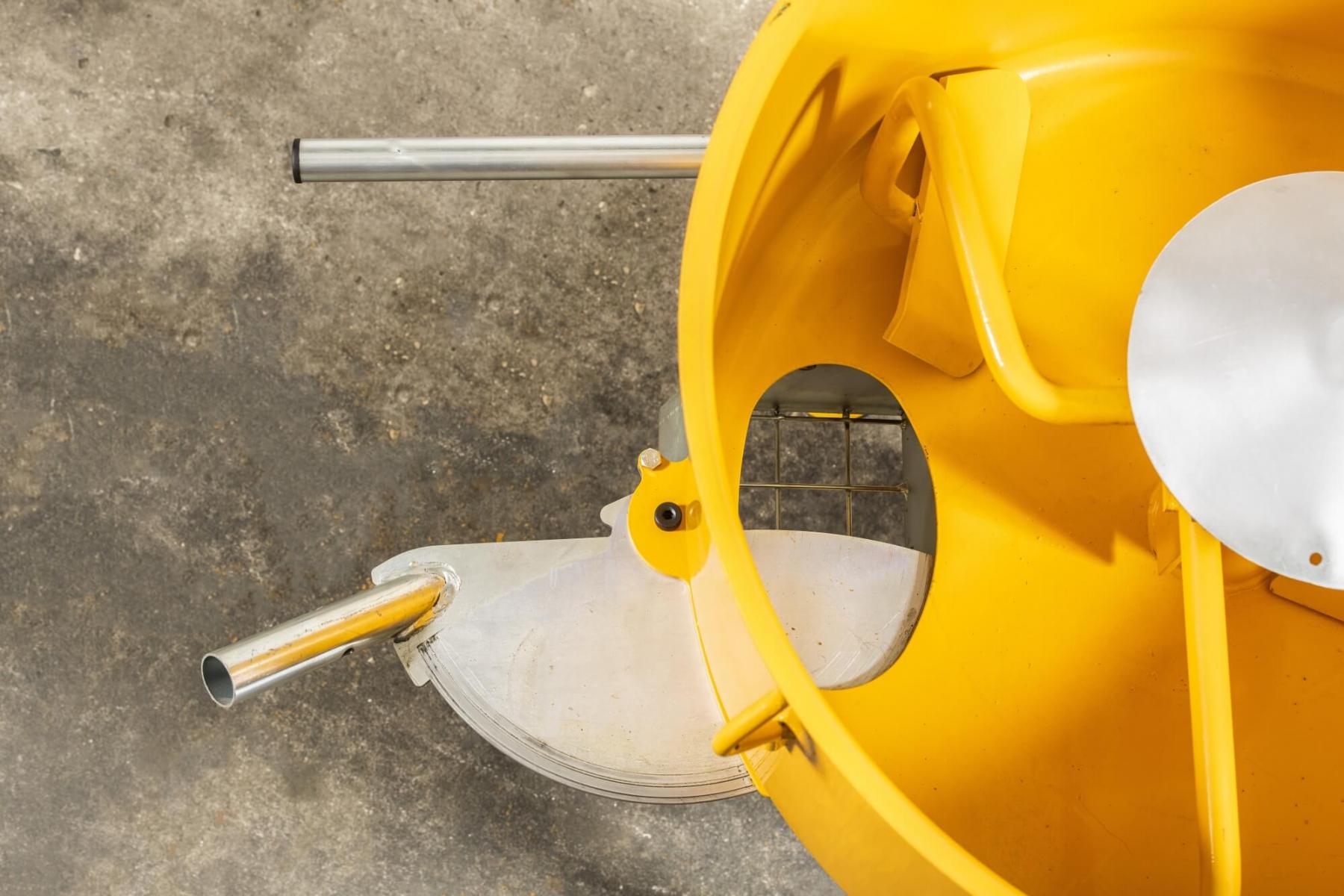 Le conduit d'évacuation est réalisé en acier, pour éviter l'usure de l'orifice lui-même et par conséquent son ouverture difficile Modèle S 130