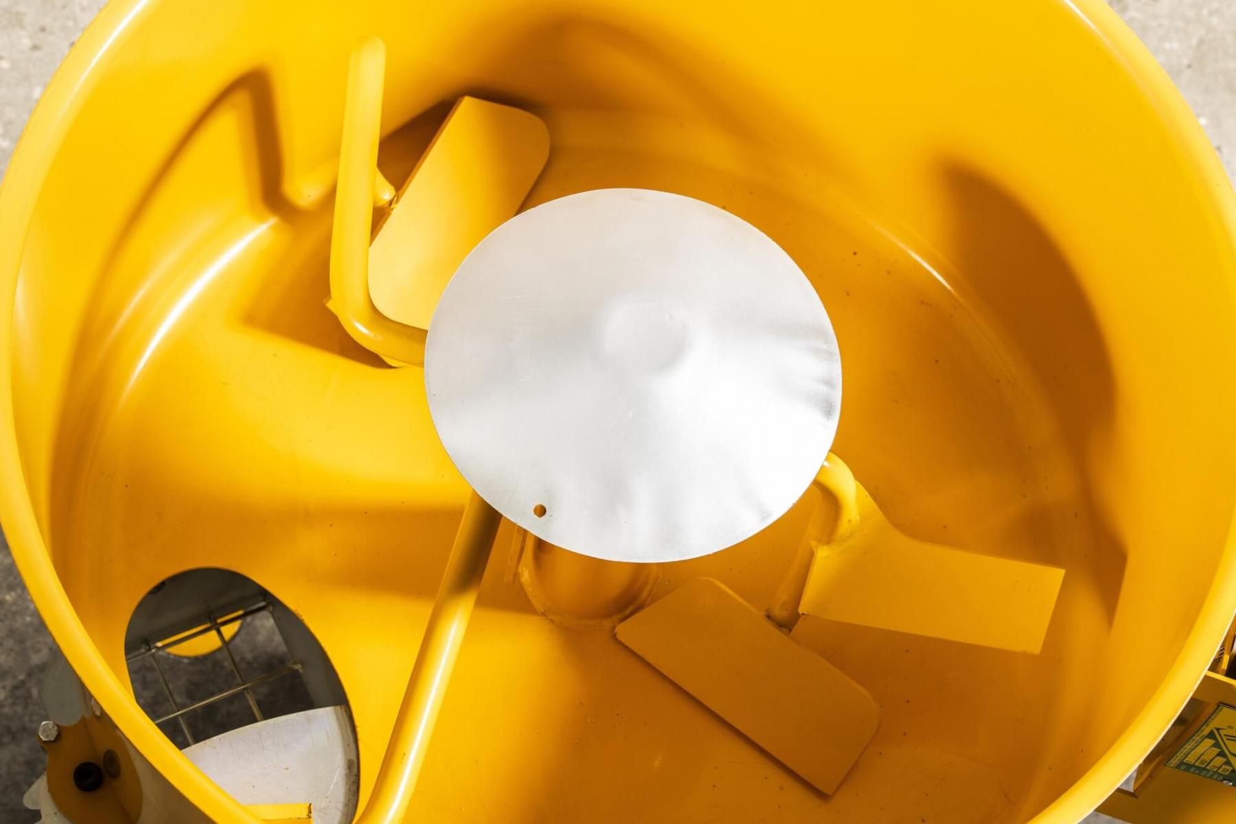 La disposition et la forme particulière des lames métalliques (qui sont plus épais que les lames de l'autre mélangeuses sur le marché), ont été conçus pour accorder un meilleur mélange en moins de temps Modèle S 130