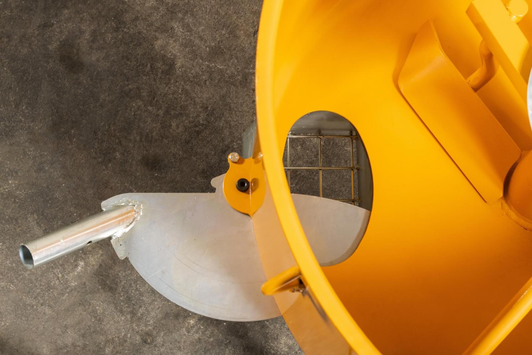 Le conduit d'évacuation est réalisé en acier, pour éviter l'usure de l'orifice lui-même et par conséquent son ouverture difficile Modèle S 240