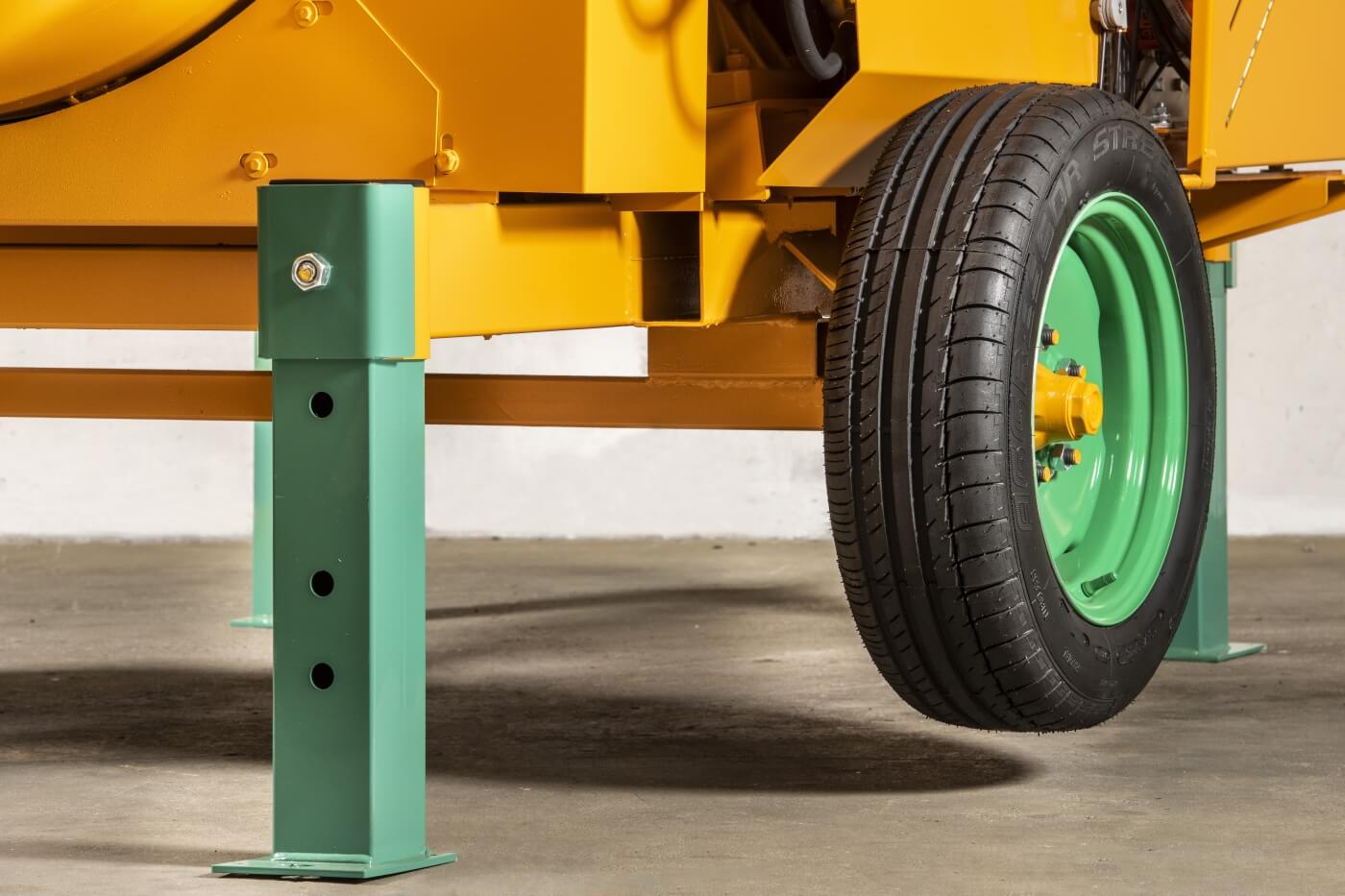 The pneumatic wheels are designed to ensure maximum adherence to the ground. The legs are height adjustable Model Hopper S 1000