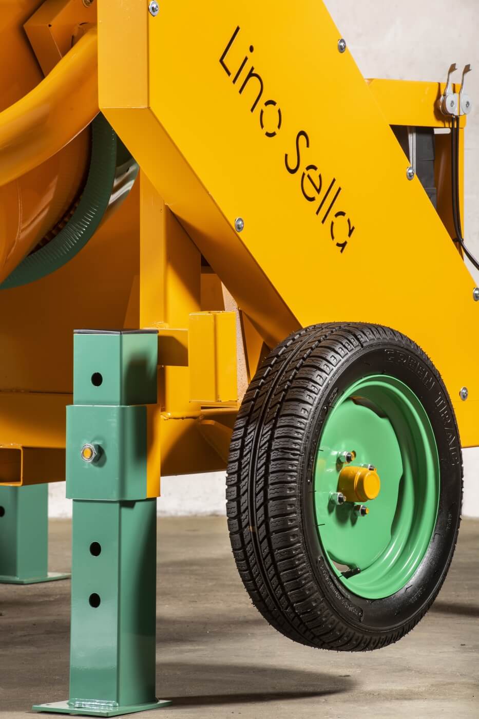 Las ruedas neumáticas están diseñadas para garantizar la máxima adherencia al suelo. Las patas son regulables en altura. Modelo Skipper S 360