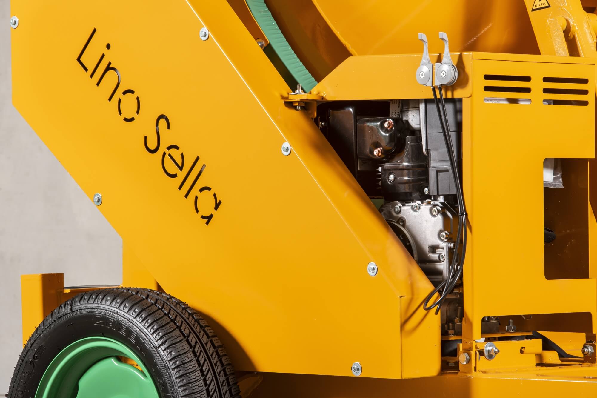 La cabina para el motor eléctrico está dotada de ventanas de ventilación Modelo Skipper S 360