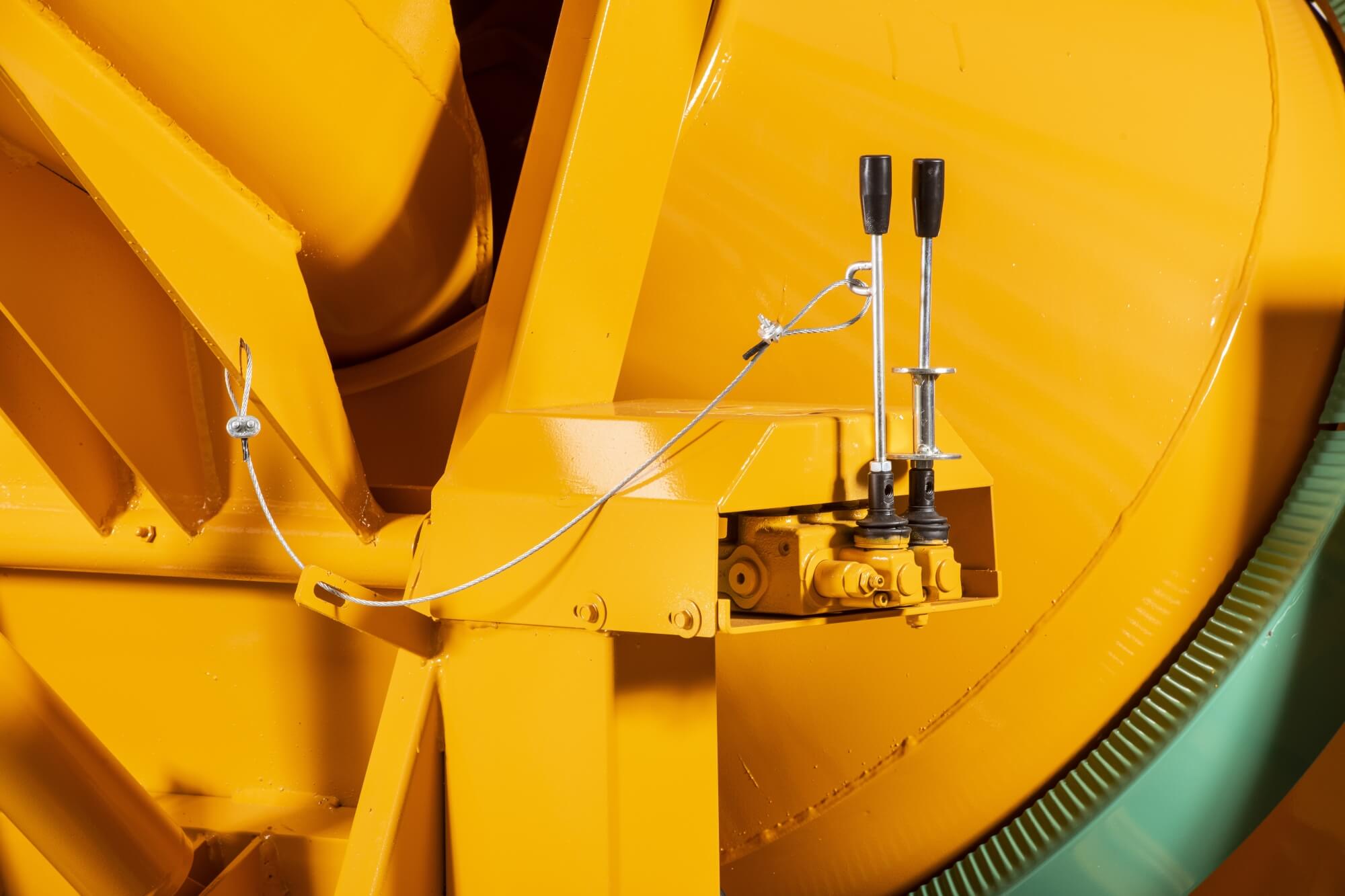 La máxima seguridad del operador está garantizada por un bloque diseñado para ralentizar la caída de la cuchara, incluso en caso de defectos de funcionamiento de la máquina Modelo Skipper S 360