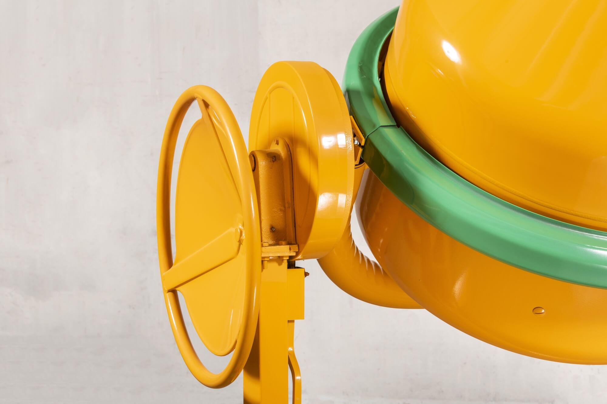 Lo svuotamento del bicchiere della betoniera richiede uno sforzo minore grazie alla corona di ribaltamento grande e robusta Modello S 250