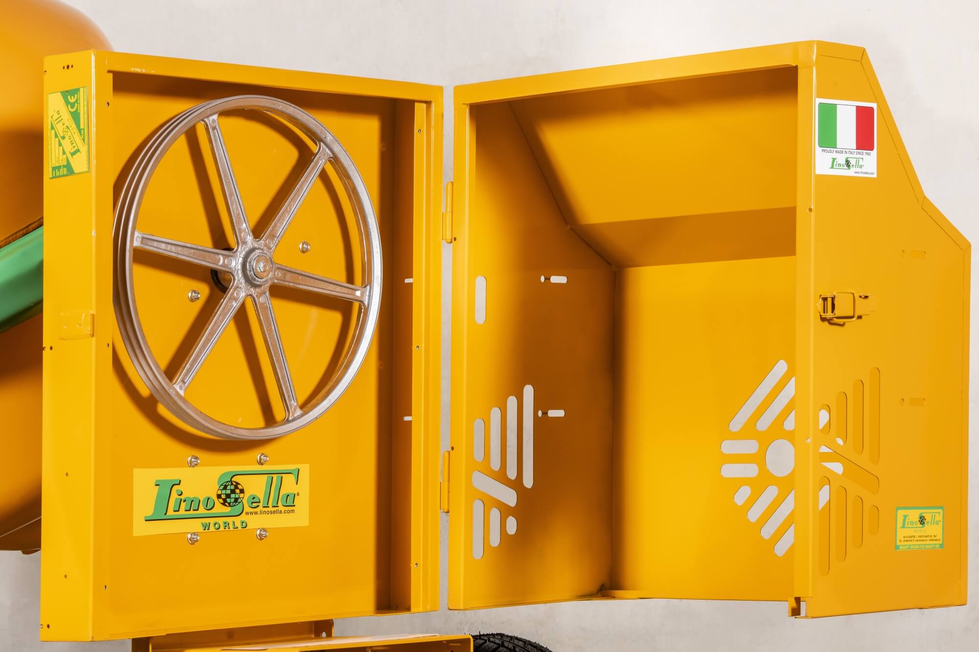 The cabin can be fitted with diesel, single-phase or three-phase electric motor and petrol engine of the major international brands Model S 360 Type S 14 A