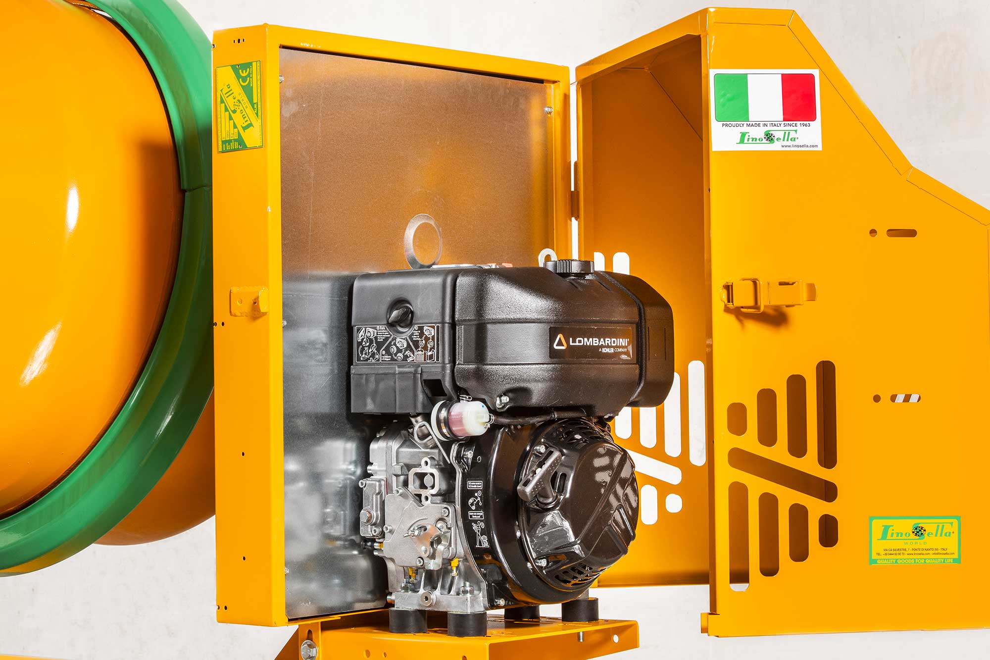 The maintenance of the diesel engine is made easier on this machine through the specific features of the cabin, which does not require the removal of the engine Model S 360 Type S 14 A