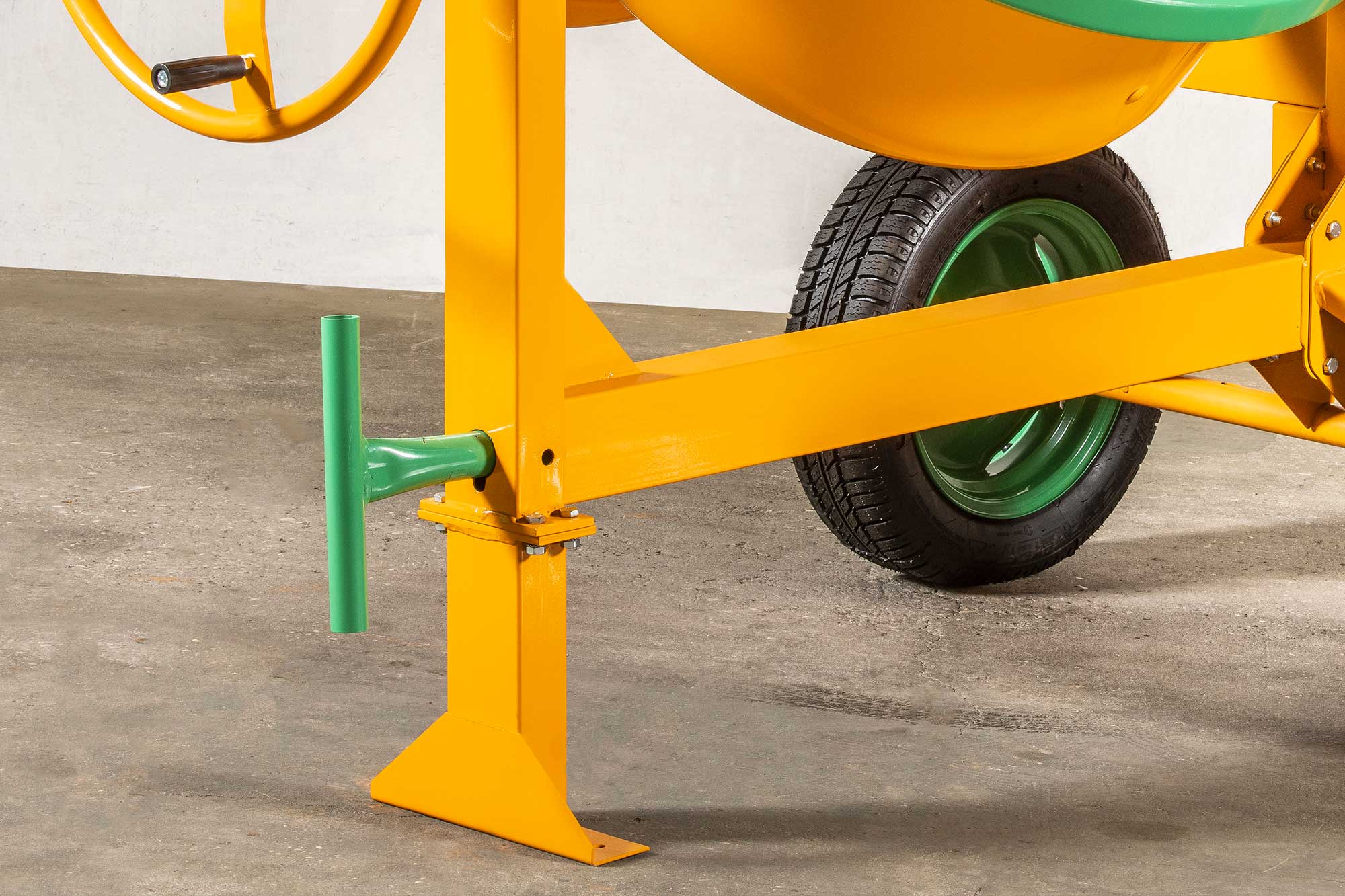 The machine is equipped with a towing bar to facilitate movement on site Model S 360 Type S 14 E