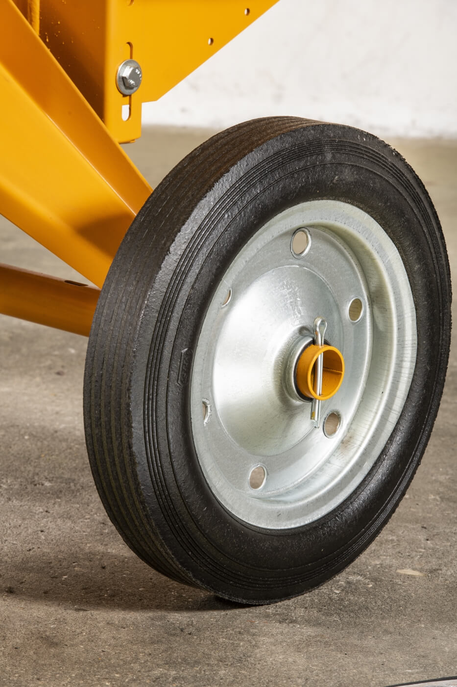 The wheels are made of solid rubber and designed to grant the maximum traction of the mixer on the ground Model S 360 Type S 14 I