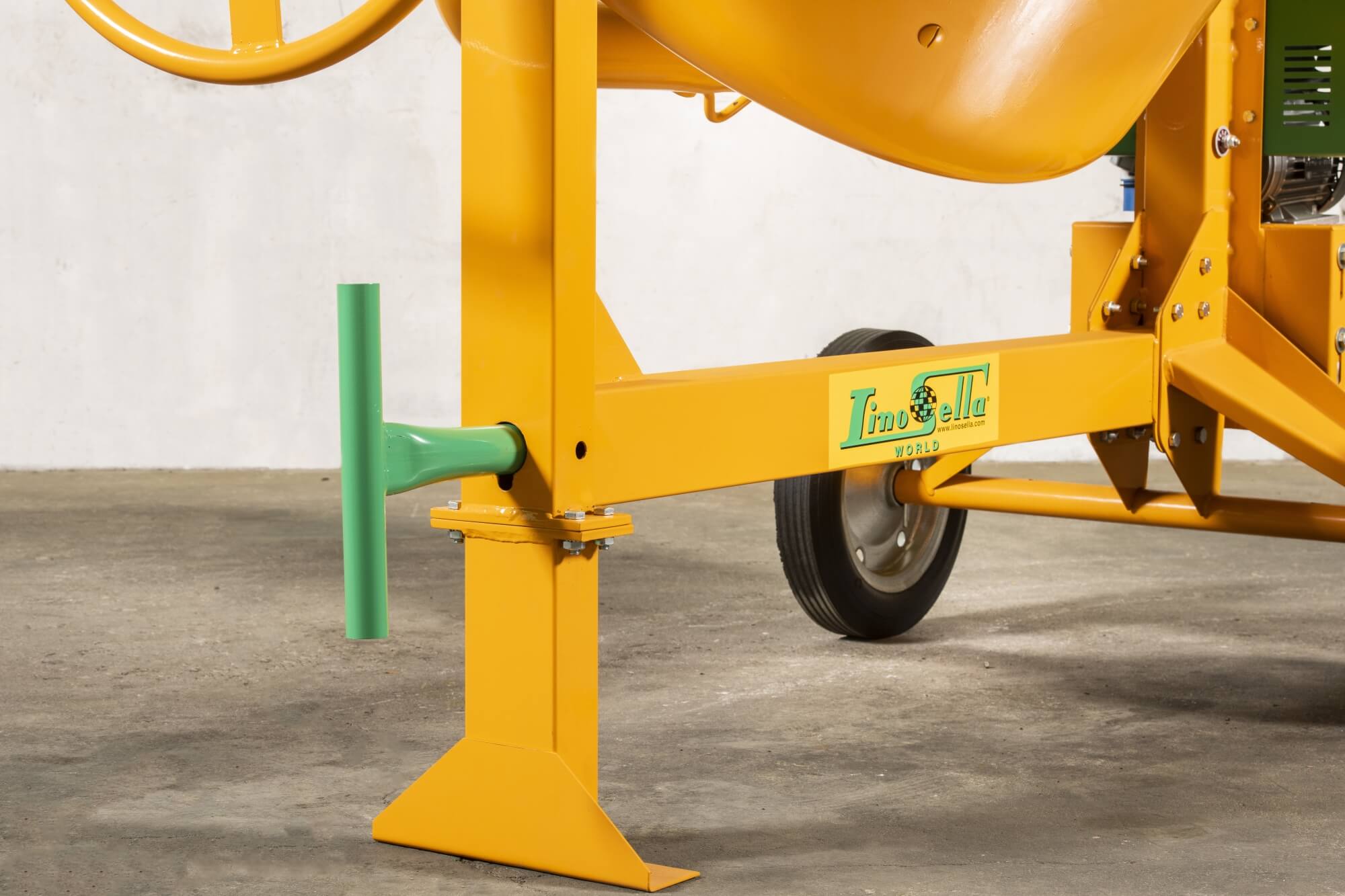 The machine is equipped with a towing bar to facilitate movement on site Model S 360 Type S 14 I