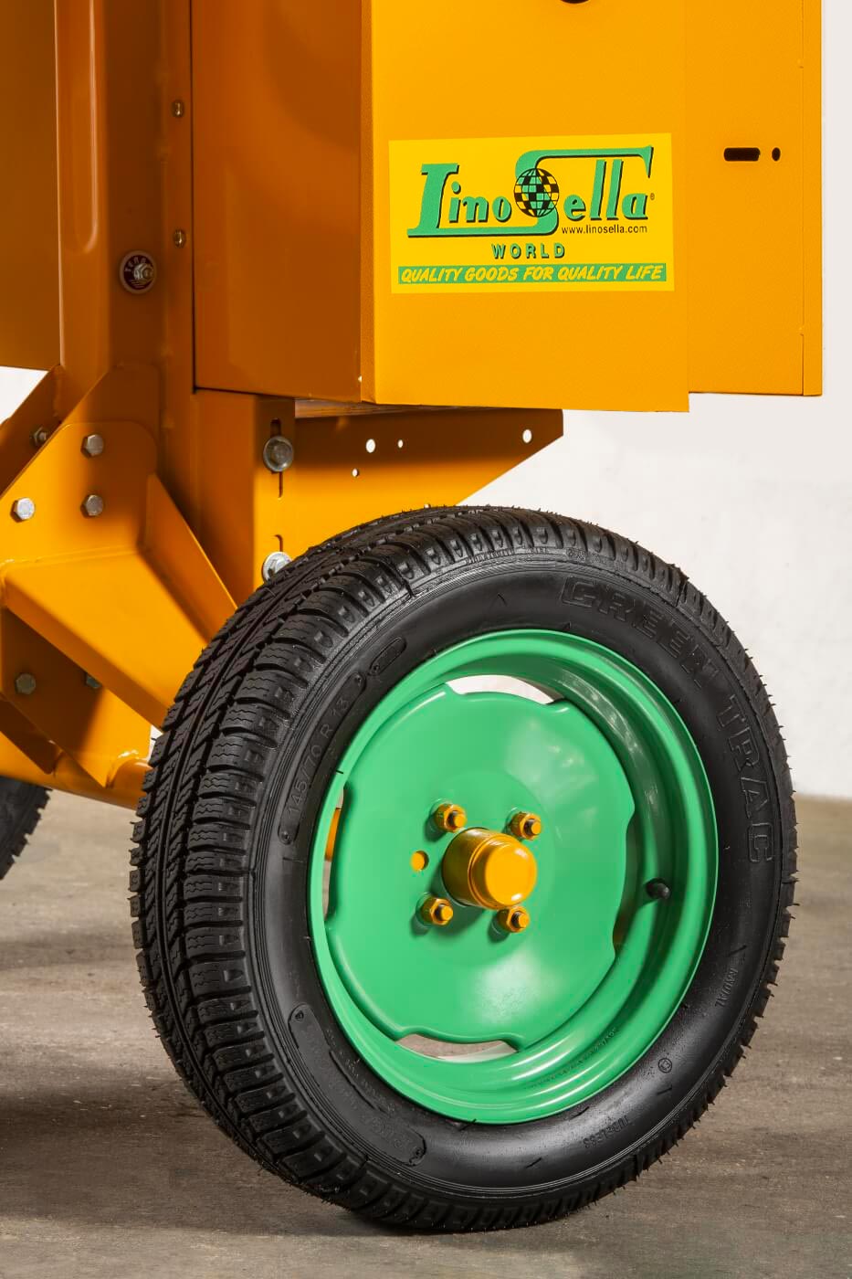 Cuatro ruedas neumáticas diámetro 500 x 15 con banda de rodaje especial, tienen bujes Modelo S 360 Tipo S 85 A