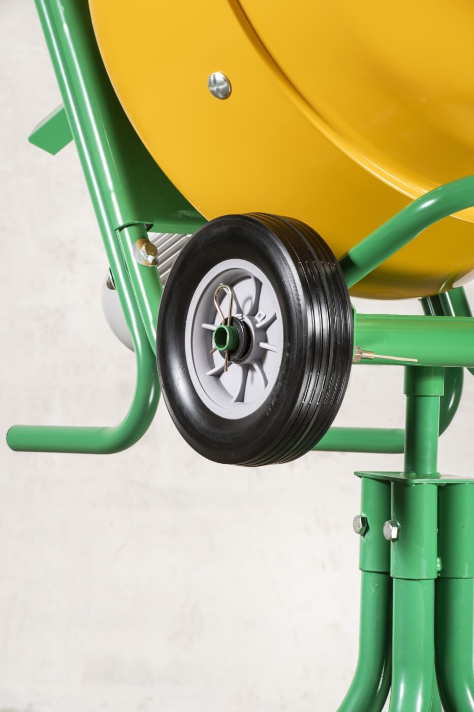 The large tire tread of the wheels makes the machine easy to carry and suitable for any kind of ground Model Senior