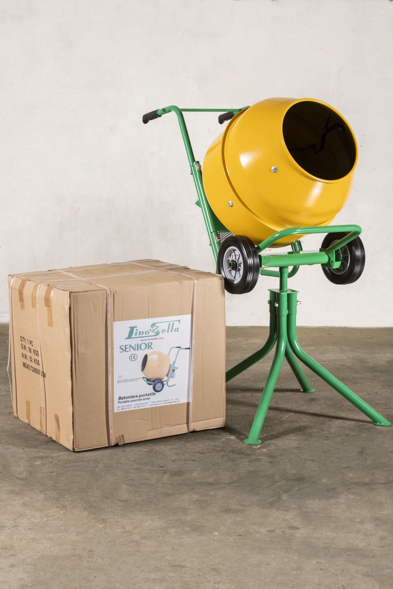 After use, the machine can be placed in a handy carton box: in this way the machine can be moved without any problem and without specific tools Model Senior